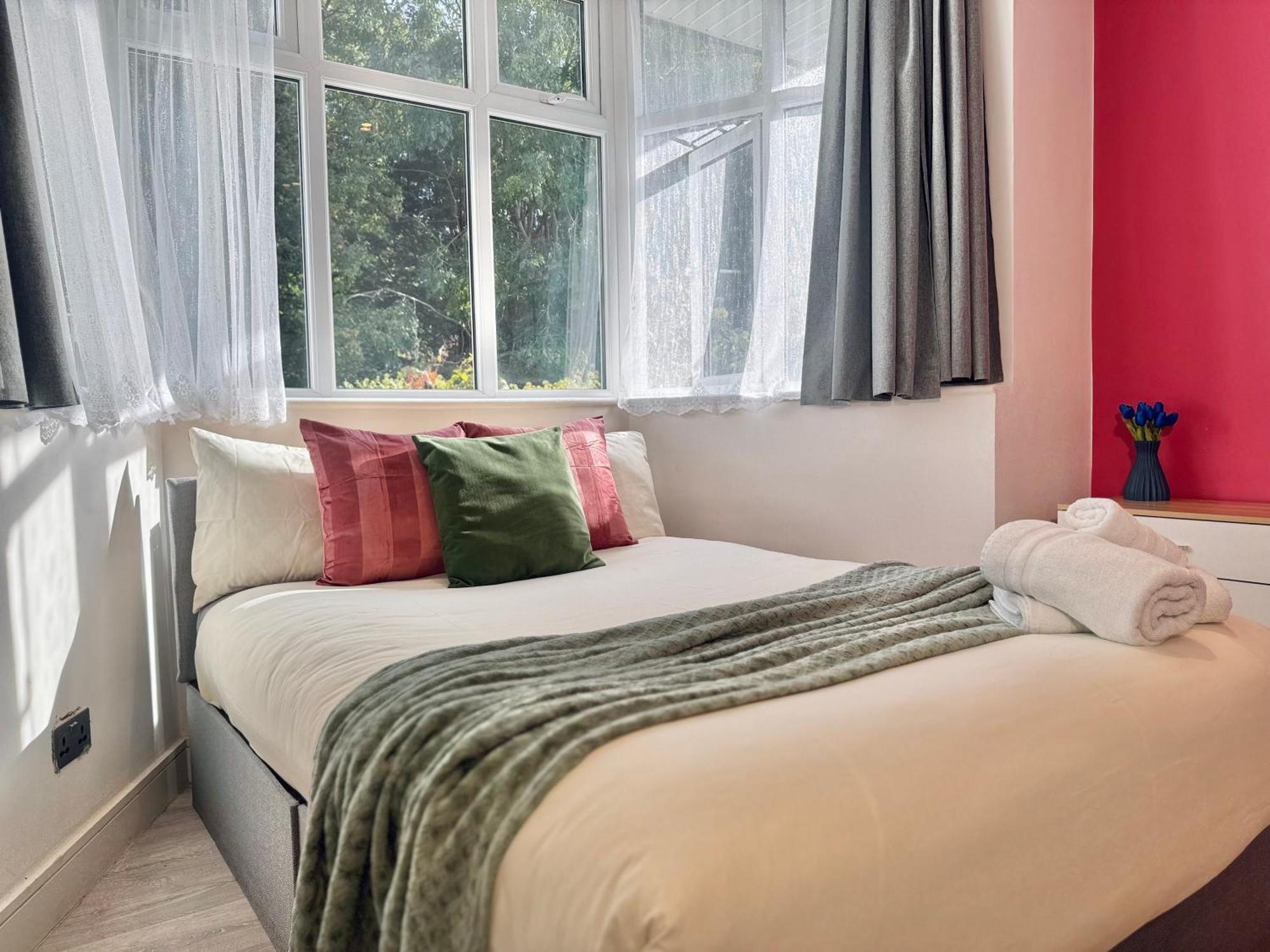 En-Suites With Free Parking 30Min To Central London Londres Exterior foto